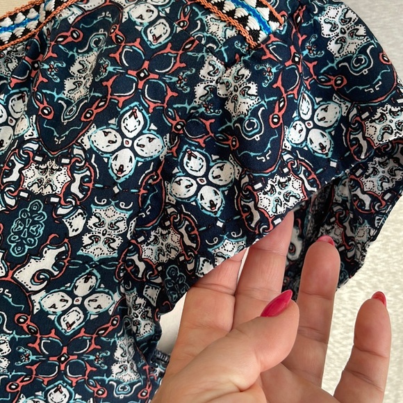 Daniel Rainn Woman’s V Neck Summer Top - Picture 3 of 7